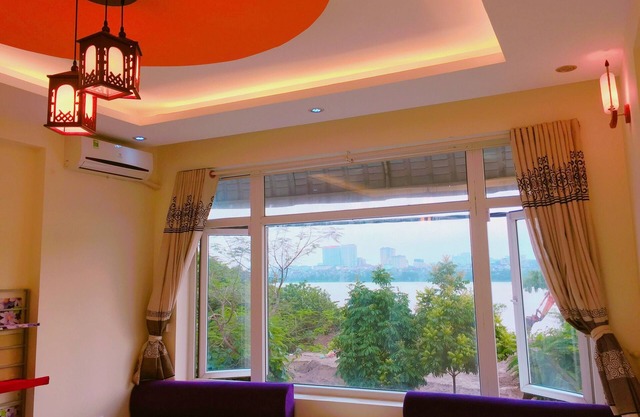 The house is by river, great view, and only 1.8km to the old quarter center!