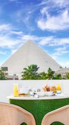 THE HOUSE PYRAMIDS VIEW inn