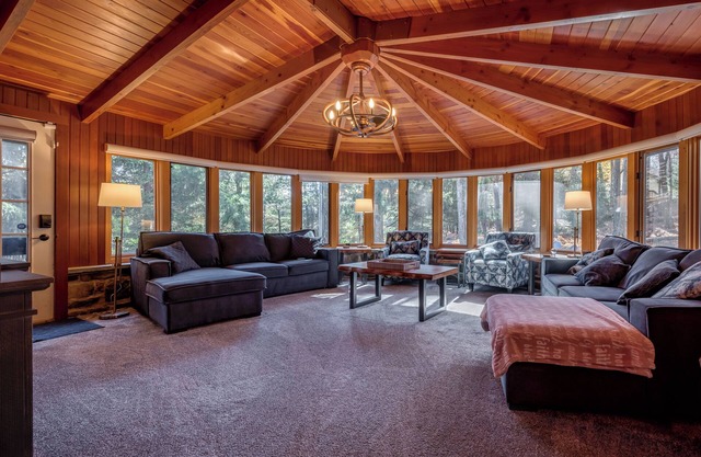 The HYLANDS - Stunning Unique Mountain Home - Hot Tub