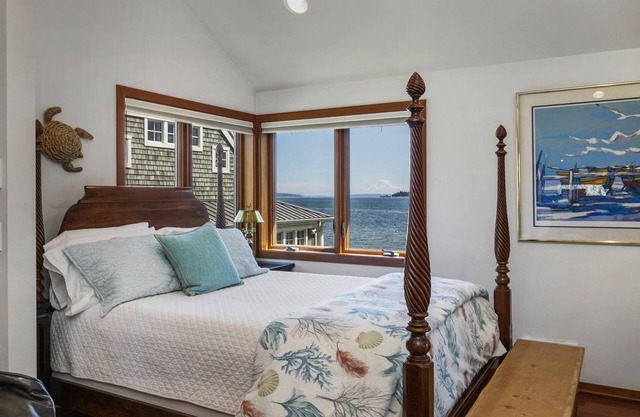 The Indianola BoathousenSleeps 2 in queen bed. Additional fees for 2 twin beds