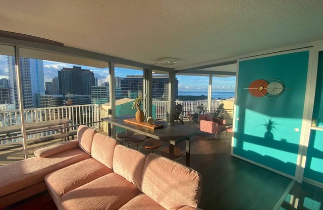 The Jetsons Sunset Penthouse - Iconic Birds Nest - Urban Retreat Honolulu