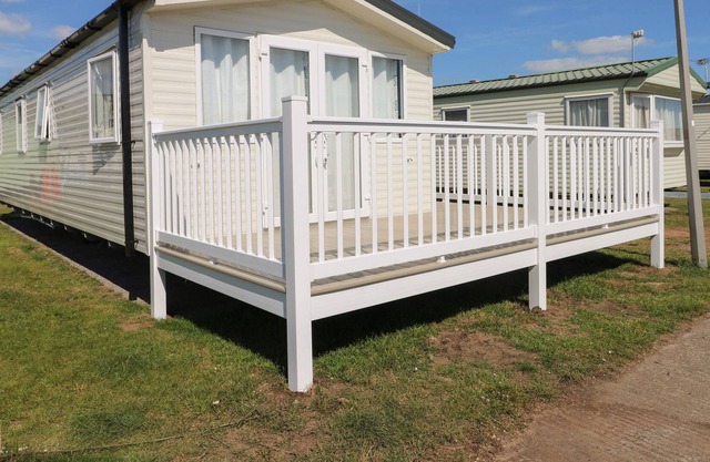 THE JUNGLE NOOK, pet friendly, with pool in Kidwelly