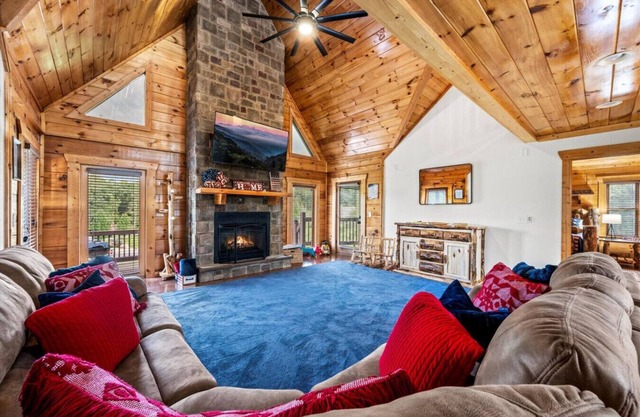 The Liberty Cabin: 4BR w/Hot Tub*Fireplace*Game Room*Sauna*Views