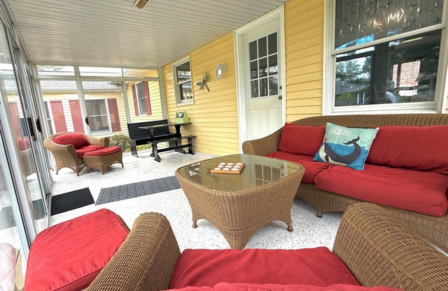 The Lilly Pad: Big fenced in yard, close to beaches, kayaking and more!