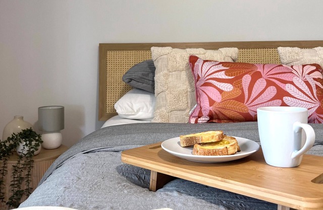 The Little Beach Retreat- 1 street from the Sea