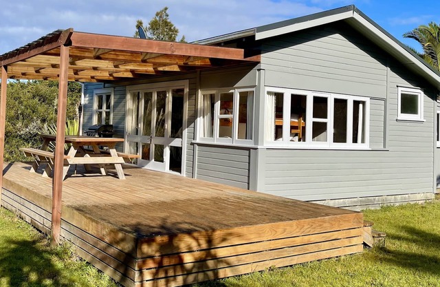 The Little Cottage 3 minutes walk to beach. Beds for 5.