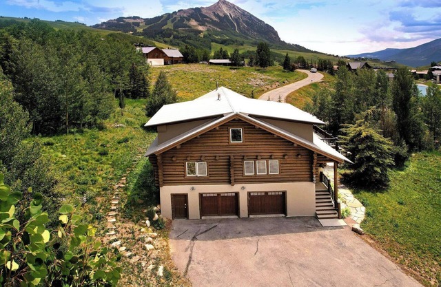 "The Lodge" 5BD/5BA, hot tub, pet friendly!