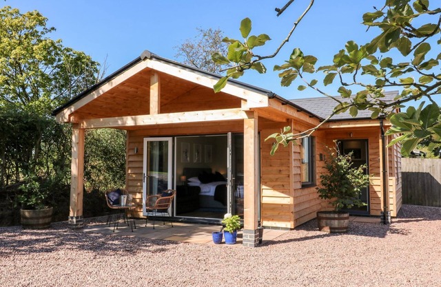 THE LODGE AT MIDDLETON HOUSE, pet friendly, with a garden in Stone