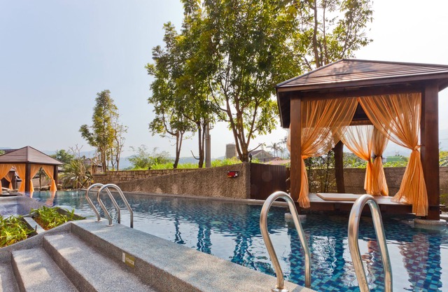 The Loft Seaside Suites