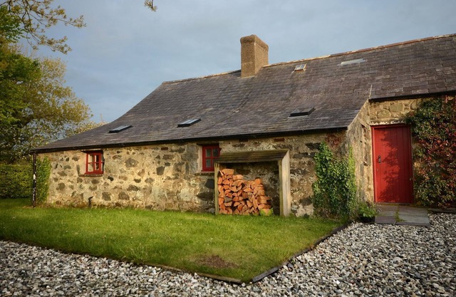 The Longhouse - sleeps 6 guests in 3 bedrooms