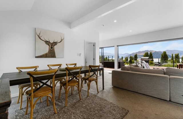 The Lookout: Lake Views