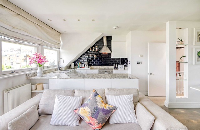 The Luxury 'Treehouse' One bed Little Venice- by Out of Office Lifestyle