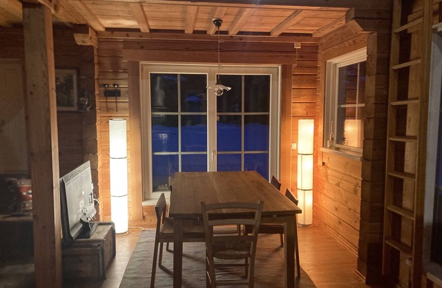 The Lynx lodge . cozy lakeside cottage .