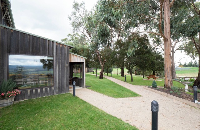 The Magpie - Two-bedroom cottage at Bundaleera Vineyard