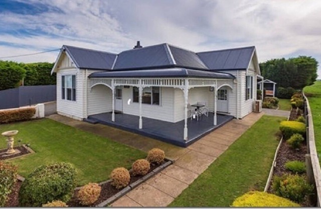 The Main House at Calgary House & Cottage