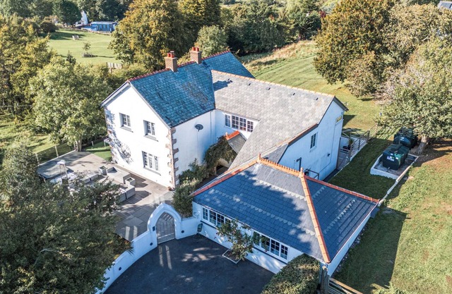 THE MANOR HOUSE SKERRY VORE, pet friendly, with hot tub in Llandudno