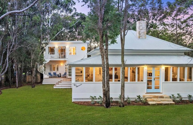 'The Mariner' Waterfront Beach House with Hot Tub
