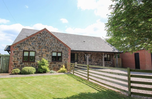 THE MARSHES, family friendly, with a garden in Guilsfield