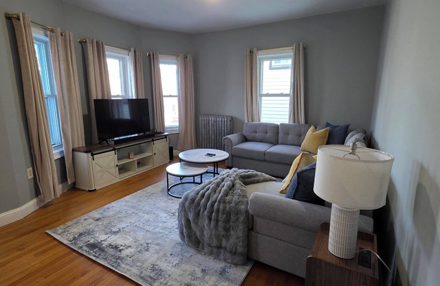 The Maverick Upstairs - Lux Apartment - Near Airport/Downtown - NEW!