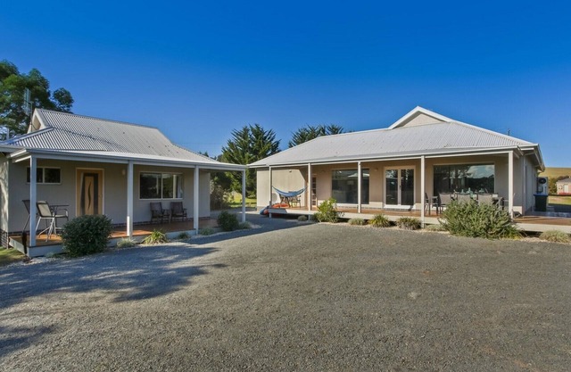 The Metung Crest - Metung