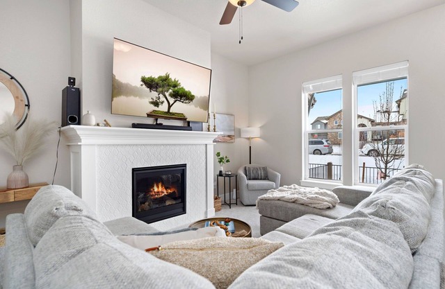 The Mid-Century Boho Comfort Getaway—Private Room—Your Perfect Retreat Awaits!