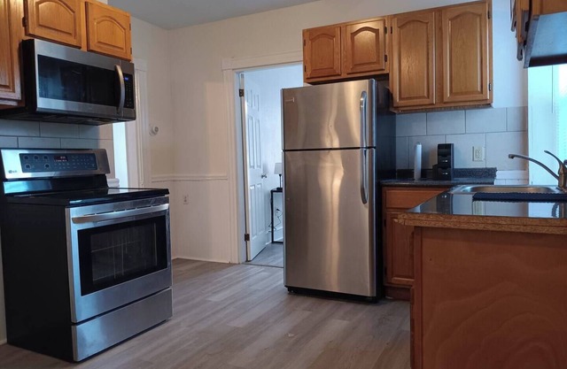The Middle flight Spacious 4-bedroom apartment with AC in North Providence