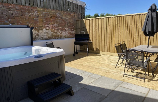 THE MILL, pet friendly, with hot tub in Blandford Saint Mary