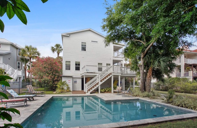 The Nautilus: Spacious, luxury home for 8 with POOL & steps to Beach!