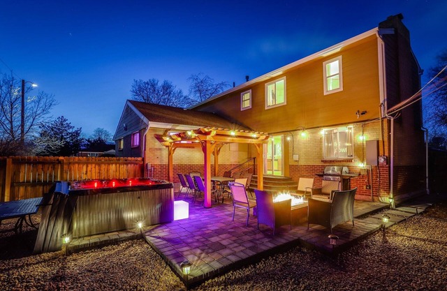 The Neon Cowboy: Hot Tub, Fire Pit, Movie Theater
