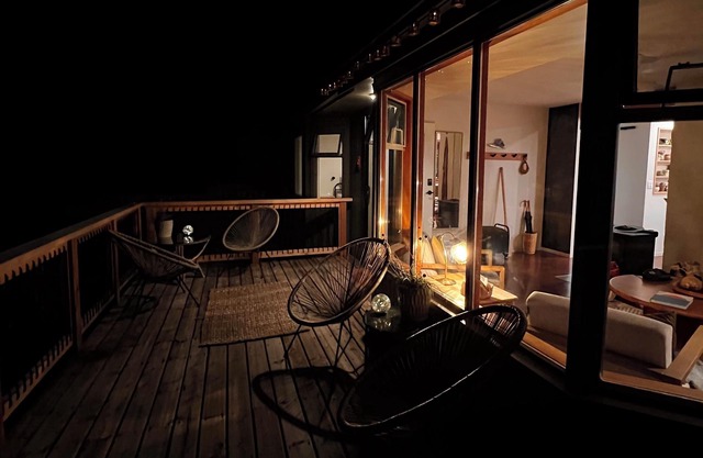 The Nest: Cozy Seaside Retreat in Maple Bay