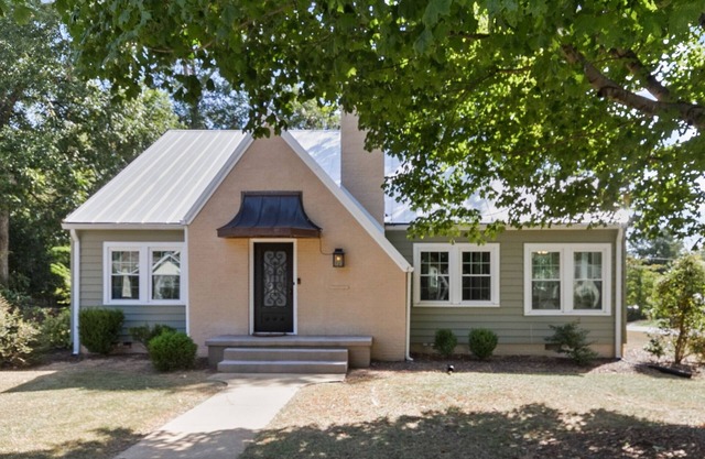 The Nook - Beautiful Historic Home 2 Miles from UA Campus!