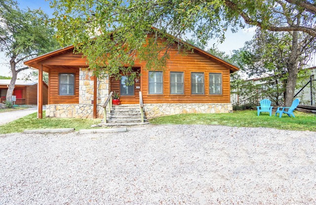 The Oak Lodge - 3 Bedroom Cabin with Swimming Pool Access! Close to Downtown