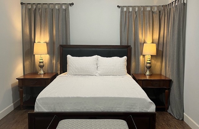 The Oasis in Murray Hill - Centrally Located- sleeps 8- WiFi-Cozy-Free Parking