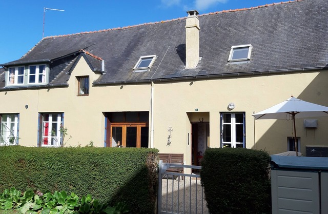 The Old Coach House.Central Village Detached Family/pet friendly Ground Flr dble