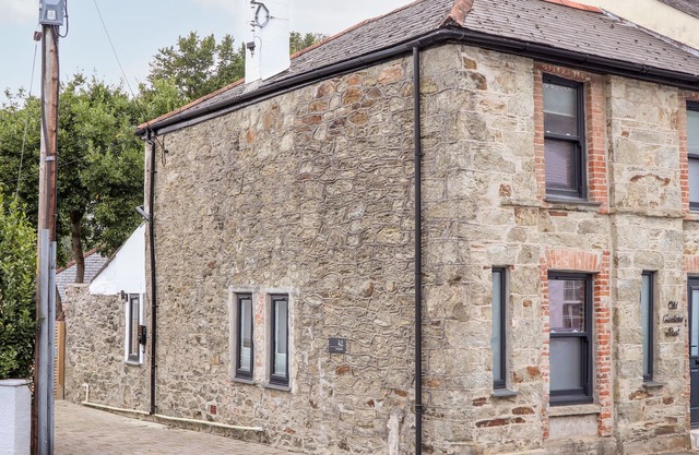 THE OLD CUSTOMS POST, pet friendly, with open fire in Flushing