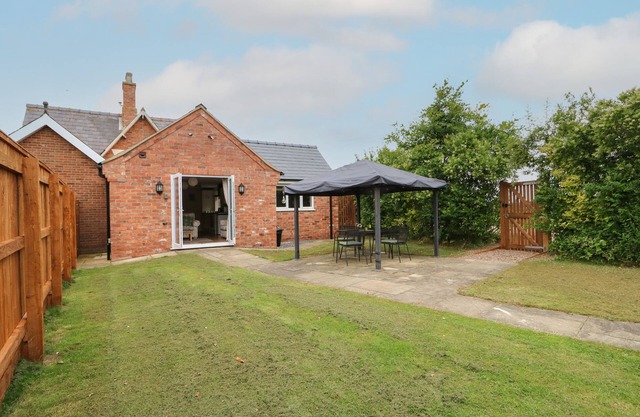 THE OLD GATE HOUSE ANNEXE, pet friendly, with a garden in Alford