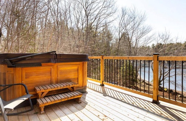 The Old Kettle Cabin with Hot Tub