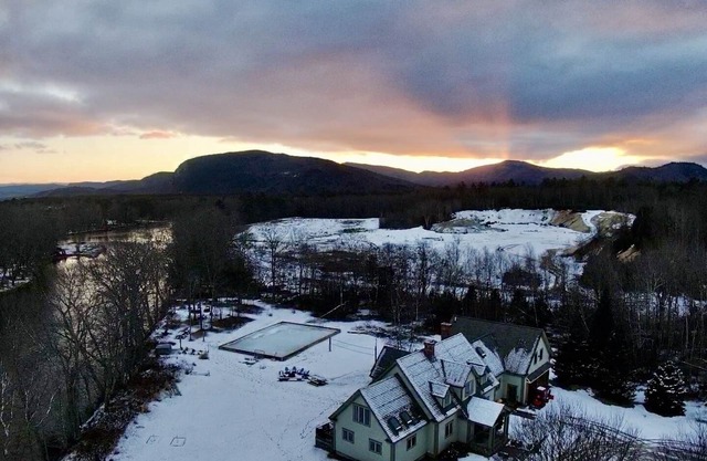 The Paddle House: Riverfront, Rafts, Ultimate Game Room, Hot Tub, Yard Games!