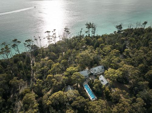 The Pavilion - Luxe retreat on coastal acreage