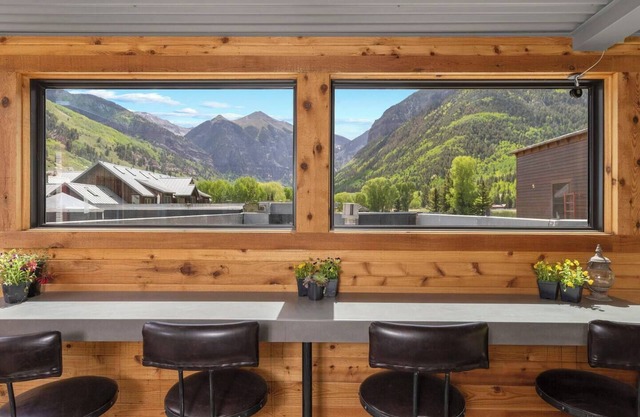 The perfect getaway with magnificant Box Canyon Views!