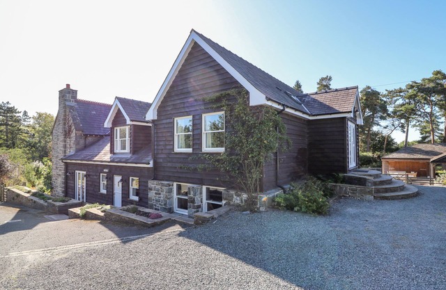 THE PHEASANTRY, pet friendly, luxury holiday cottage in Builth Wells