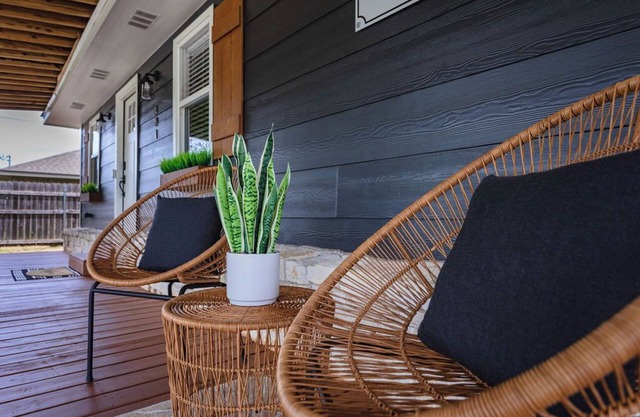 The Porch- A cozy stay just 5 mi to BU/Magnolia/Downtown