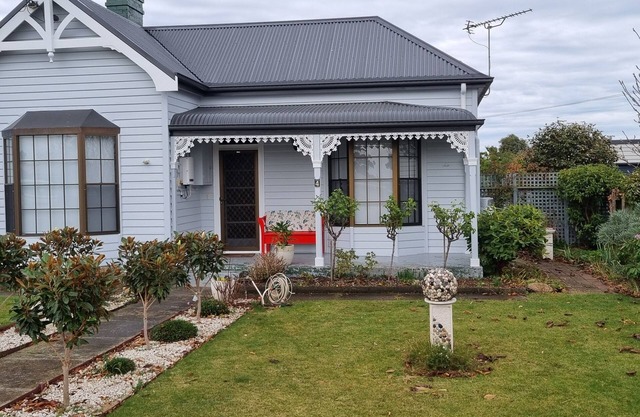 The Red Door - 1 Bedroom Studio and Bfstn