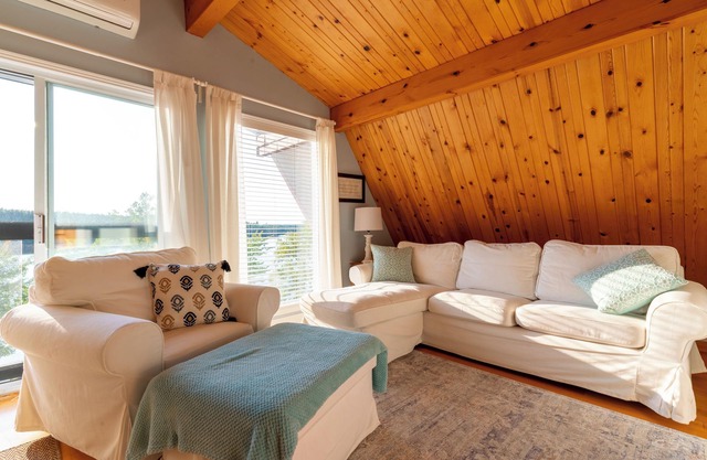 The Red Horseshoe Retreat with HOT TUB