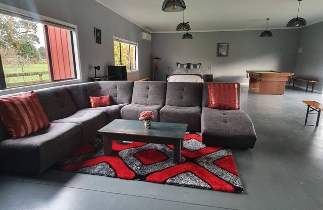 The Red ShednLarge modern studio on two peaceful acres, two minutes from CBD