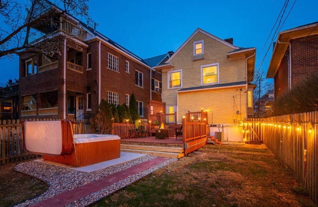 The Reserve ~ 5BR Fun! Hot Tub, Fire Pit, Deck, Walkable To Bardstown Rd