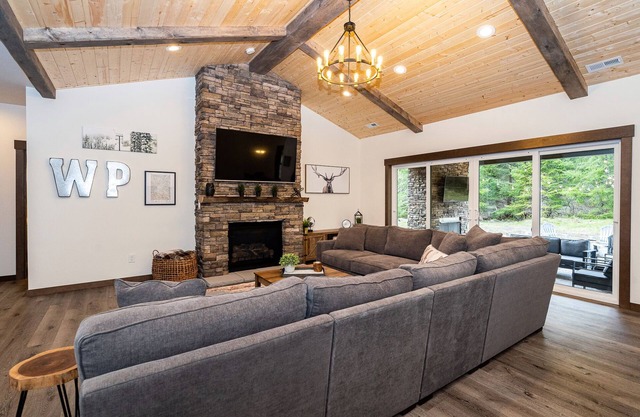 The Retreat-Brand New 5 Bedroom Custom Home-Mt. Rainier - Hot Tub