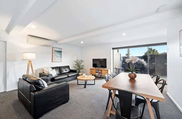 "The Retreat" with car park 10 min to CBD/Airport