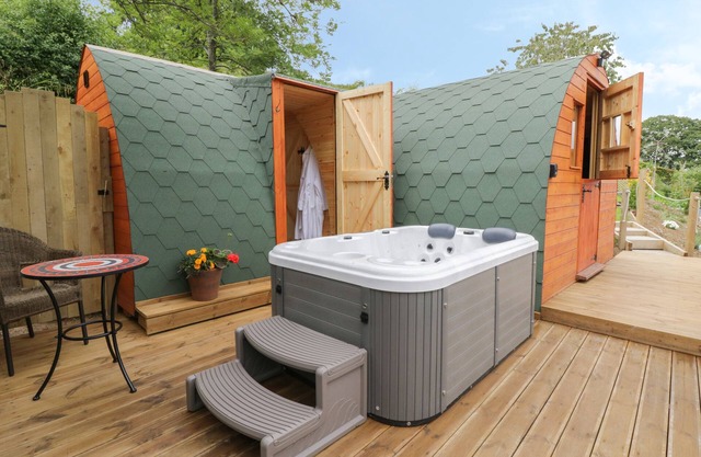 THE RHIW, pet friendly, with hot tub in Llanfair Caereinion