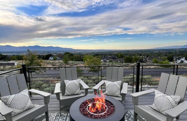 The Ridgeline Retreat | 6BR (+ office) mountain escape | Spa, Sauna, Game room, Bunk room, Work-from-home Setup & Epic views!